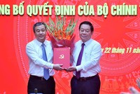 Ông Nguyễn Trọng Nghĩa, Ủy viên Bộ Chính trị, Bí thư Trung ương Đảng, Trưởng Ban Tuyên giáo Trung ương trao Quyết định và chúc mừng đồng chí Ngô Đông Hải. Ảnh: Đăng Khoa