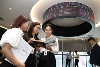 Thị trường chứng khoán “nhiễu động” trong ngắn hạn, nhưng triển vọng trung hạn là tích cực 