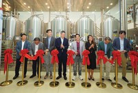 Ban điều hành Sabeco và đại diện nhà thầu cắt băng khánh thành Trung tâm Nghiên cứu và Phát triển ngành bia Sabeco