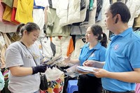 Cán bộ bảo hiểm “đến từng ngõ,gõ từng nhà” tuyên truyền chính sách