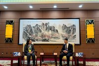 Chủ tịch UBCKNN Vũ Thị Chân Phương và Chủ tịch Ủy ban Giám quản Chứng khoán Trung Quốc- Wu Qing trao đổi tại buổi làm việc.