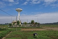 Công trình nước sạch phục vụ khu tái định cư ở xã Tịnh Long bị bỏ hoang nhiều năm. 