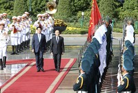 Chủ tịch nước Lương Cường và Quốc vương Campuchia Preah Bat Samdech Preah Boromneat Norodom Sihamoni duyệt Đội danh dự Quân đội Nhân dân Việt Nam.