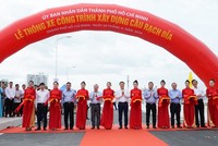 Lãnh đạo TP.HCM cắt băng thông xe cầu Rạch Đỉa. Ảnh: Lê Vinh