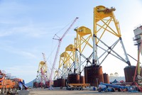 Công trường thi công chân đế điện gió ngoài khơi tại cảng PTSC của Tập đoàn Dầu khí Việt Nam.