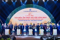 Các đại biểu thực hiện nghi thức khai mạc Lễ hội Văn hóa ẩm thực Hà Nội 2024. Ảnh: Duy Khánh. 