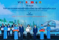 Bà Trần Lan Phương - Phó Tổng Giám đốc Tập đoàn Phenikaa nhận bằng khen từ BTC chương trình