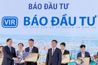 Đại diện Báo Đầu tư nhận bằng khen của Bộ Công thương vì có đóng góp cho sự phát triển ngành logistics năm 2024.