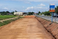 Dự án nâng cấp mở rộng Quốc lộ 9 từ cảng Cửa Việt đến Quốc lộ 1 phải dừng lại khi công trình vẫn đang dang dở. 