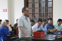 Bị cáo Nguyễn Thanh Tuấn (ảnh trái) và Nguyễn Thế Giang tại phiên tòa sơ thẩm.