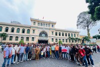 Đoàn khách MICE Ấn Độ tham quan bưu điện TP.HCM.