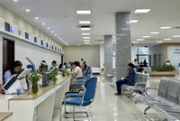 Người dân đến giải quyết TTHC tại Trung tâm HCC tỉnh Quảng Ninh. Ảnh: Quỳnh Nga