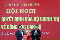 Ông Lê Minh Hưng, Ủy viên Bộ Chính trị, Bí thư Trung ương Đảng, Trưởng Ban Tổ chức Trung ương trao quyết định và tặng hoa chúc mừng tân Bí thư Tỉnh ủy Thái Bình Nguyễn Khắc Thận.