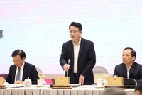 Thứ trưởng Bộ Kế hoạch và Đầu tư Trần Quốc Phương trao đổi tại cuộc họp báo Chính phủ chiều 7/12. Ảnh: VGP 