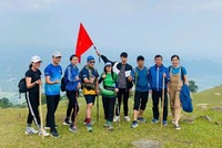 Đoàn du khách trải nghiệm tour trekking miền Tây Thanh Hoá. Ảnh: Minh Hải