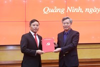 Ông Nguyễn Quang Dương, Ủy viên Trung ương Đảng, Phó Ban Tổ chức Trung ương, trao Quyết định cho ông Phạm Đức Ấn, Phó Bí thư Tỉnh ủy Quảng Ninh.