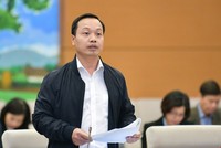 Thứ trưởng Bộ Tư pháp Trần Tiến Dũng trình bày tờ trình.