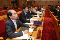 Các đại biểu bấm nút thông qua nội dung Nghị quyết.