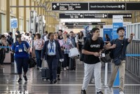 Hành khách tại sân bay Reagan ở Virginia, Mỹ ngày 26/5/2023. (Ảnh: AFP/TTXVN) 