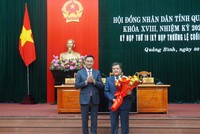 Bí thư Tỉnh ủy Quảng Bình Lê Ngọc Quang tặng hoa chúc mừng Chủ tịch UBND tỉnh Trần Phong.