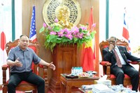 Ông Trương Đình Hải -Chủ tịch HĐQT Tập đoàn Ngân Tín trao đổi với ông Don Williams tại buổi làm việc