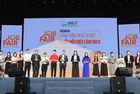 Đại diện PJICO (đứng giữa) nhận kỷ niệm chương tại chương trình VNU Job Fair 2024.