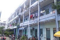 Việc di dời các hộ dân sống trong các chung ở xuống cấp ở Đà Nẵng diễn ra chậm. 