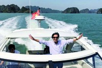 Du khách trải nghiệm sản phẩm du thuyền cá nhân trên vịnh Hạ Long (Ảnh: Thanh Tân)