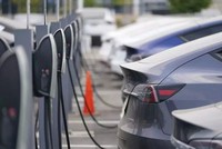 Doanh số bán xe điện toàn cầu tăng cao kỷ lục tháng thứ 3 liên tiếp. Ảnh: AP