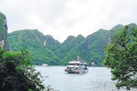 Tàu du lịch đưa du khách tham quan vịnh Hạ Long (Ảnh: Thanh Tân)