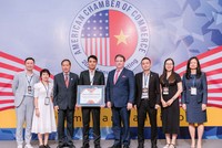 Ông Marc E. Knapper, Đại sứ Mỹ tại Việt Nam trao Giải thưởng cho đại điện AIA Việt Nam