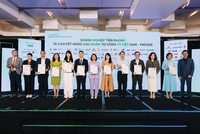 Đại diện VINARE (thứ tư từ phải sang) đón nhận danh hiệu Doanh nghiệp niêm yết có điểm quản trị công ty tốt nhất Việt Nam năm 2024