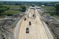 Thi công Dự án xây dựng cải tạo, nâng cấp Quốc lộ 12A đoạn tránh Ba Đồn và đoạn tránh nhà máy xi măng Sông Gianh. (Ảnh:Anh Tuấn - Báo Quảng Bình). 