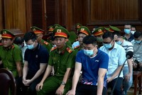 Các bị cáo trong vụ mua bán trái phép hóa đơn tại tòa trước giờ tuyên án.