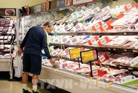 Người dân mua sắm tại siêu thị ở Millbrae, Mỹ. (Ảnh: THX/TTXVN) 