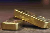 Vàng tăng mạnh trước sức ép thương mại và lạm phát, nhưng rủi ro điều chỉnh đang đến gần