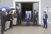 Quyền Chủ tịch UBND tỉnh Quảng Trị Hà Sỹ Đồng (ở giữa) kiểm tra tại hạng mục Nhà ở xã hội tại dự án Khu đô thị thương mại - dịch vụ Nam Đông Hà 