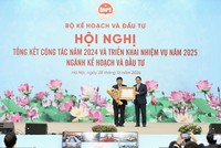 Trao Huân chương Lao động hạng Nhất cho Bộ trưởng Nguyễn Chí Dũng 