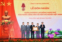 Viettel Campuchia đón nhận Huân chương Lao động hạng Nhì của Việt Nam.