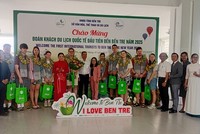 Lãnh đạo ngành du lịch tỉnh và TP. Bến Tre chúc mừng và tặng quà lưu niệm cho đoàn du khách quốc tế