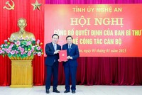 Ông Nguyễn Đức Trung, Bí thư Tỉnh ủy Nghệ An trao quyết định của Ban Bí thư Trung ương Đảng cho ông Lê Hồng Vinh, Ảnh: Bằng Phạm
