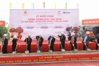 Cầu Tân Điền được tài trợ bởi ngân sách tỉnh Lâm Đồng (12 tỷ đồng) và Tập đoàn Đèo Cả (3 tỷ đồng). 