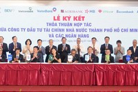 Đại diện Sacombank – ông Huỳnh Thiên Phú (Giám đốc Trung tâm phát triển kinh doanh Doanh nghiệp) cùng các ngân hàng thực hiện ký kết hợp tác với HFIC