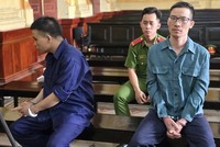 Bị cáo Nguyễn Văn Chung, Tổng giám đốc Công ty TNHH Đo đạc, tư vấn, thiết kế, xây dựng DCB (Công ty DCB), Nguyễn Văn Phú (bạn của Chung) tại toà.