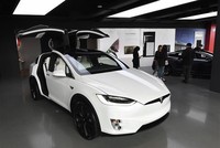 Mẫu ô tô của hãng Tesla được bày bán tại cửa hàng ở Los Angeles, California, Mỹ. Ảnh: AFP/ TTXVN