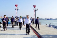 Phó chủ tịch UBND tỉnh Quảng Trị Hoàng Nam (đi đầu) kiểm tra hạng mục Cảng du lịch Cửa Việt. Ảnh: Hồng Hà