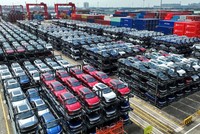 Xe điện và chất bán dẫn là hai mặt hàng Trung Quốc đạt tăng trưởng xuất khẩu mạnh mẽ trong năm 2024. Ảnh: AFP