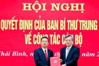 Ông Nguyễn Quang Dương, Phó trưởng ban Tổ chức Trung ương trao quyết định cho tân Phó bí thư Tỉnh ủy Thái Bình Nguyễn Mạnh Hùng. 