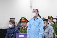 Cựu Chủ tịch HĐTV NXB Giáo dục Nguyễn Đức Thái trước bục khai báo.