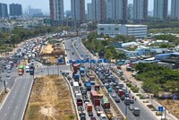 Dòng xe xếp hàng dài để chờ vào cao tốc TP.HCM - Long Thành - Dầu Giây ở nút giao An Phú- Ảnh: Lê Toàn